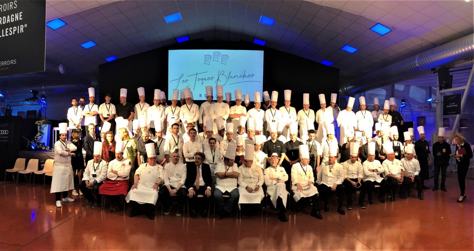 Photo réunissant les nombreux chefs participants, dans la ville de Saint-Estève, au 15ème anniversaire des Toques Blanches du Roussillon. @ Palais des Terroirs