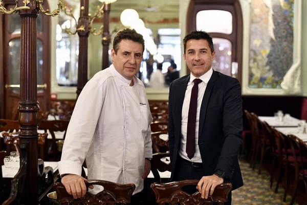Pascal Le Bihan (à droite), aux côtés du chef Christophe Moisand (directeur des cuisines du groupe Trasco), est aux rênes entre autres du « Bouillon Julien ».  ©Alexandre Marchi Pascal Le Bihan (à droite), aux côtés du chef Christophe Moisand (directeur des cuisines du groupe Trasco), est aux rênes entre autres du « Bouillon Julien ».  ©Alexandre Marchi