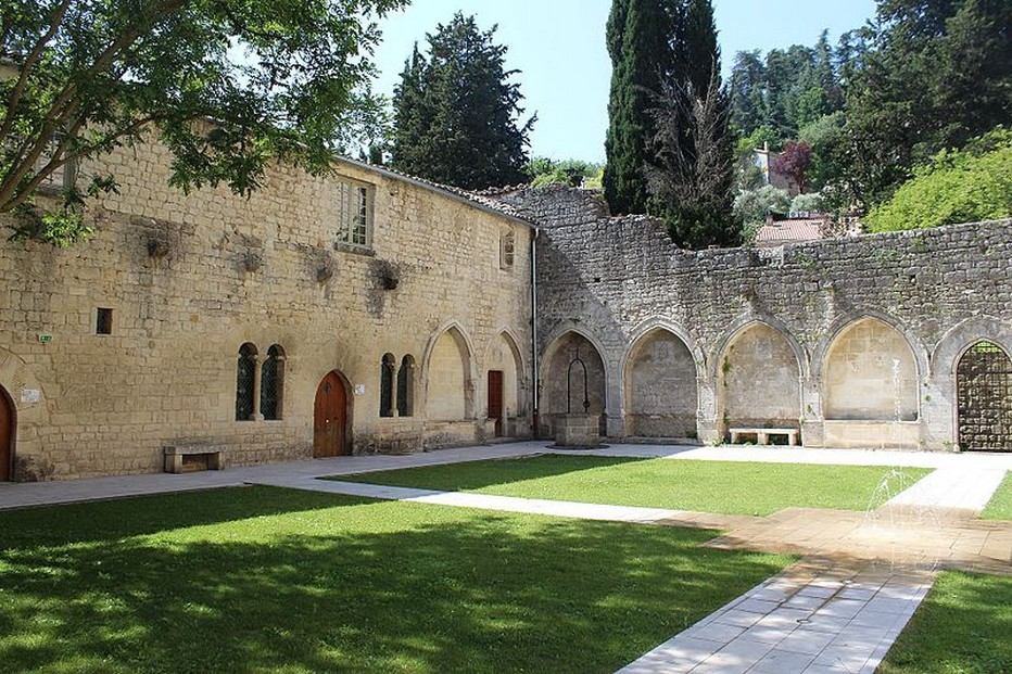 Un autre angle du Couvent des Cordeliers –  (Forcalquier) @ wikimedia-commons Un autre angle du Couvent des Cordeliers –  (Forcalquier) @ wikimedia-commons