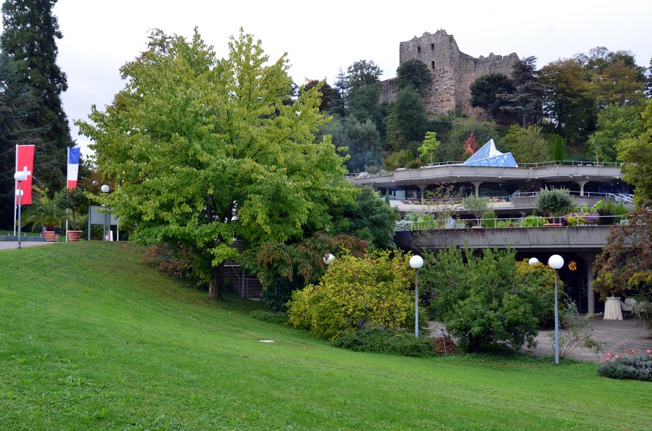 Visible de loin, le château-fort médiéval de Badenweiler(Burg Badenweiler) se dresse au-dessus de cette station thermale du sud de la Forêt-Noire. Au XIXe siècle, les ruines du château ont été intégrées dans un magnifique parc paysager de style anglais. Crédit photo David Raynal.