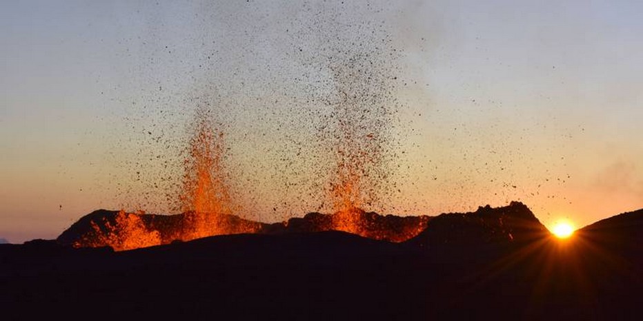 Reconnu mondialement pour ses éruptions splendides et spectaculaires, mais aussi régulières, le volcan réunionnais offre, une fois encore, un spectacle inédit; @  IRT Serge Gelabert