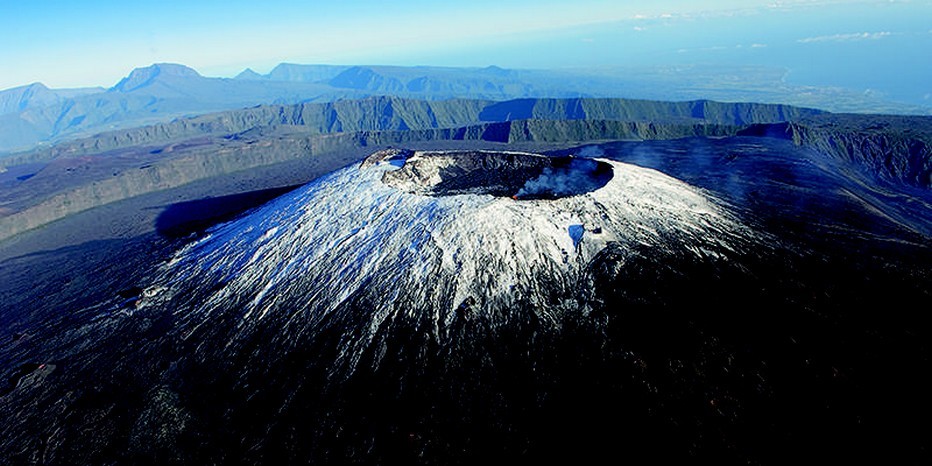 La Réunion : Le Piton de  La Fournaise sous la neige. @ IRT Serge Gelabert