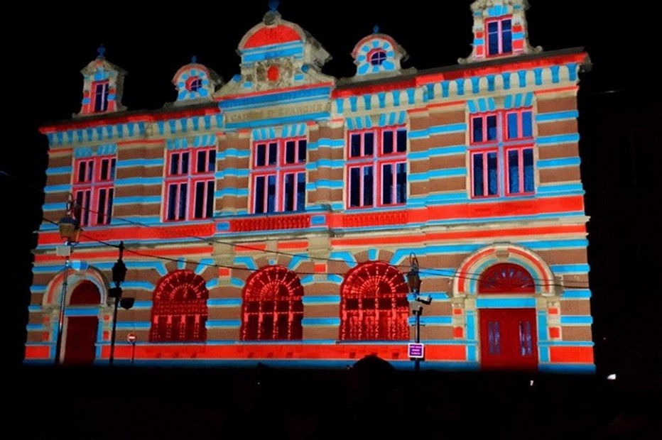 La ville de Moulins en pleine lumière... Ici La Caisse d'Epargne . @ Luc Olivier CDT