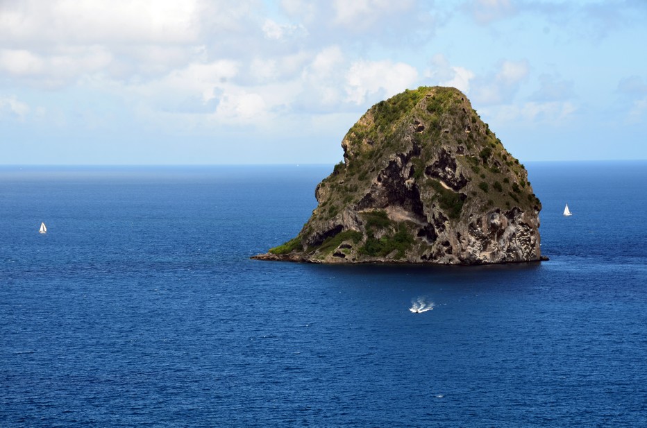 Le rocher du Diamant est une petite île inhabitée située dans la mer des Caraïbes au sud-ouest de la Martinique, à deux kilomètres environ de la pointe du Diamant, dans le canal de Sainte-Lucie. Crédit photo David Raynal.