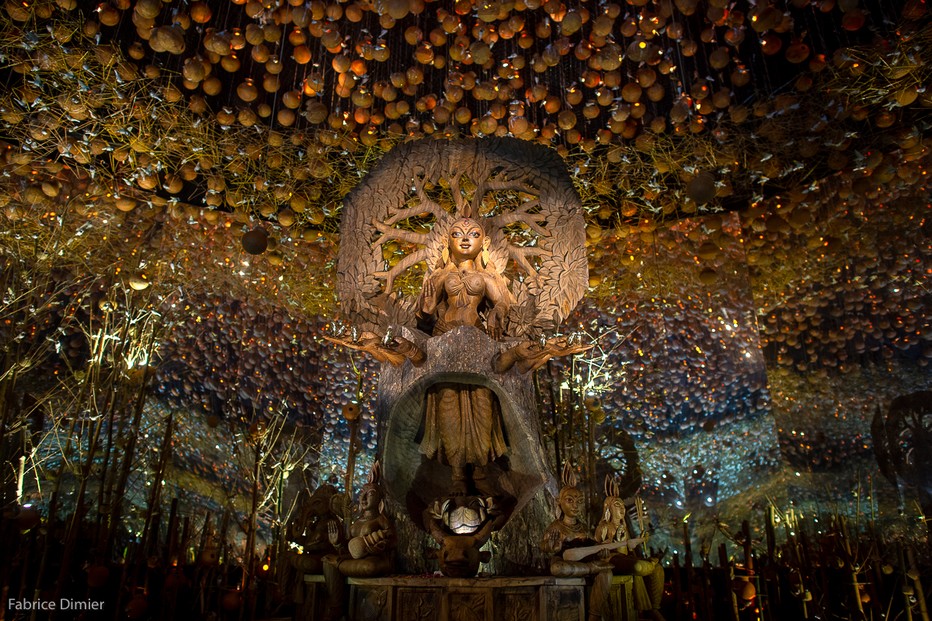 Durga est au centre d'une salle circulaire dont les miroirs reproduisent à l'infini des oiseaux qui fuient les ondes et radiations.@ Fabrice Dimier Durga est au centre d'une salle circulaire dont les miroirs reproduisent à l'infini des oiseaux qui fuient les ondes et radiations.@ Fabrice Dimier