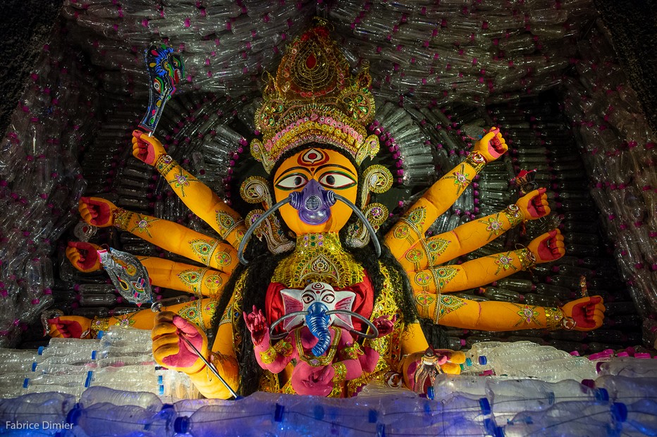 Ce pandal a pour thème les riques liés à la polution d'où le masque porté par Durga.. @ Fabrice Dimier Ce pandal a pour thème les riques liés à la polution d'où le masque porté par Durga.. @ Fabrice Dimier