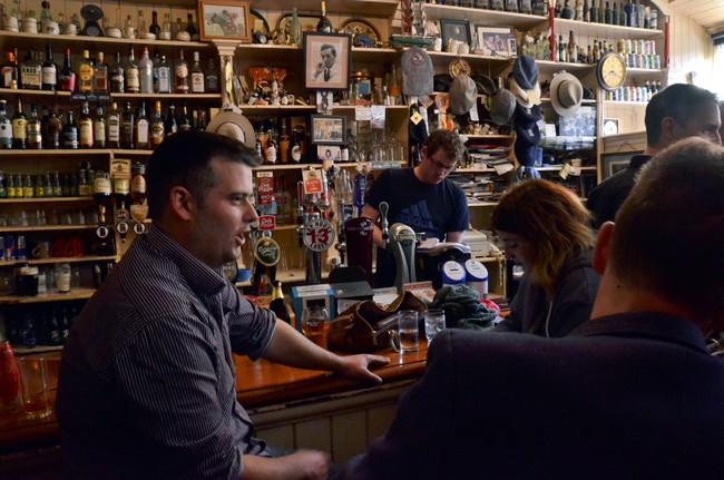 Le J. Curran's Pub avec en arrière plan un portrait dédicacé de l'acteur Robert Mitchum qui était venu en 1969 à Dingle pour le tournage de la Fille de Ryan réalisé par David Lean @ David Raynal.