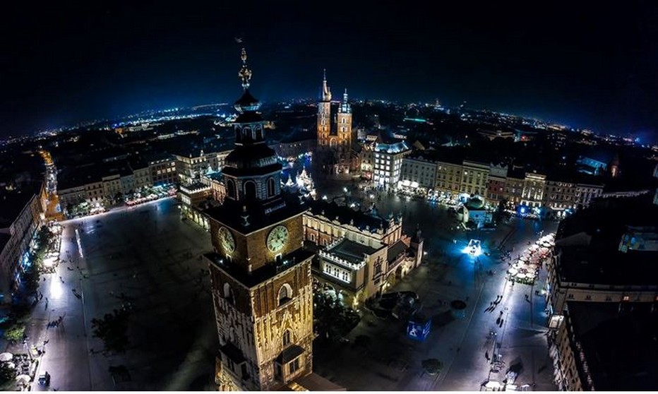 Le hejnal est une mélodie traditionnelle polonaise, interprétée par un trompettiste toutes les heures, qui joue successivement vers les quatre points cardinaux, du haut de la tour la plus élevée de la basilique Sainte-Marie. © Jarosław Kozikowski.