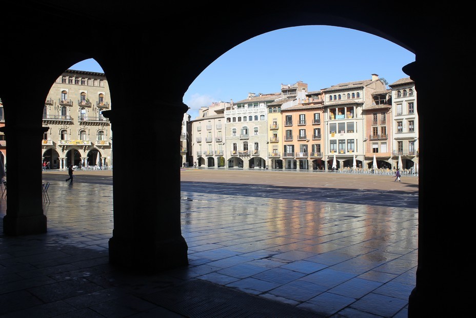 Balade  le matin à la fraîche dans le centre médiéval de Vic, cette ville historique, en commençant par la Plaça Mayor dont les demeures anciennes surplombent les arcades ombragées. @ OT Vic