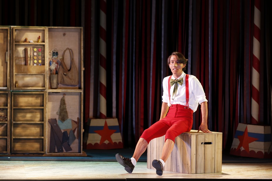 Pablo Cherry-Iturralde dans le rôle de Pinocchio, actuellement au Théâtre des Variétés à Paris. @ DR