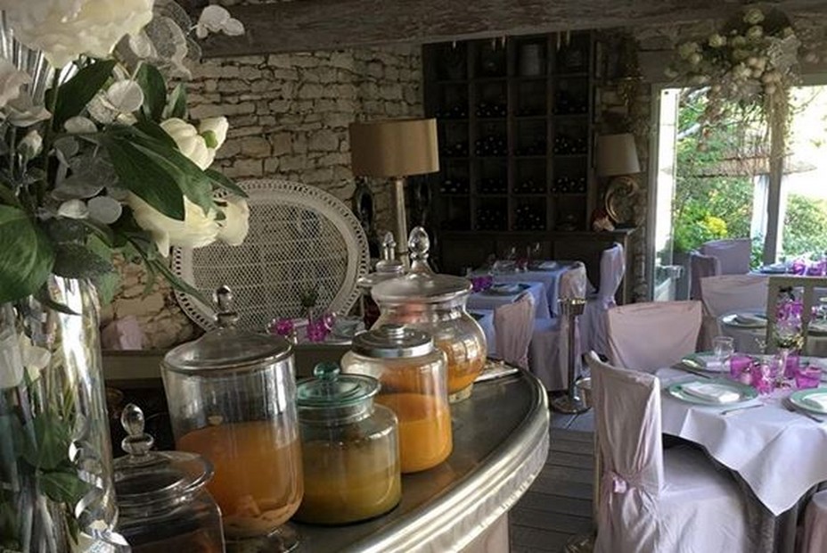 Entrée dans le restaurant La Case de Babette situé à Maule  en ïle de France. @ La Fourchette Entrée dans le restaurant La Case de Babette situé à Maule  en ïle de France. @ La Fourchette