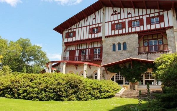 Ce sont aujourd’hui plus de 400 « bons vacances » d’une valeur minimale de 500 € en Béarn Pays basque qui seront offerts aux soignants. Pays Basque - Villa Arnaga à Cambo-les-Bains (64), la demeure d'Edmond Rostand (1868-1918) l'auteur de Cyrano de Bergerac © OTMS.