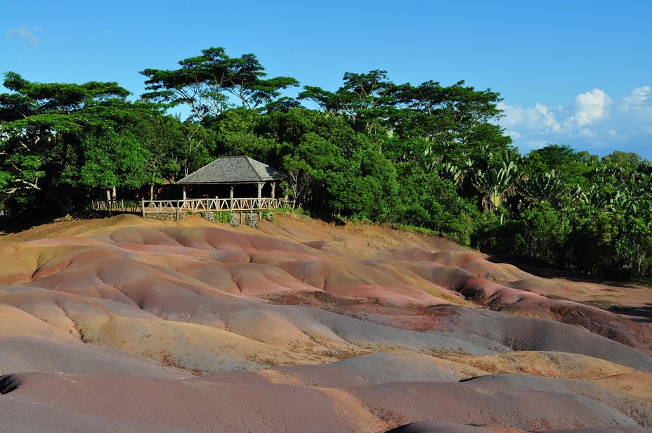 Le lieu-dit Chamarel dans le sud-ouest de l’île Maurice où le voyageur y découvre la mystérieuse terre des sept couleurs.  C’est un phénomène géologique d’origine volcanique unique où la terre a pris sept couleurs distinctes et sur laquelle aucune végétation ne pousse.@ Dominique Clain/Pixabay/Lindigomag