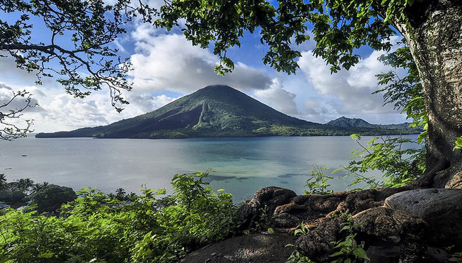 L'Indonésie surprend toujours par la beauté et la diversité de ses paysages. Ici le cône parfait d'un volcan sur la ceinture de feu @ OT Wonderfull-Indonesia