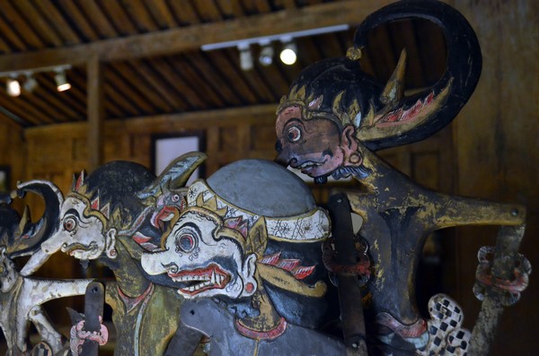 Ces "fantômes de linceul" sont supposés être l’âme des morts selon la tradition indonésienne @David Raynal.
