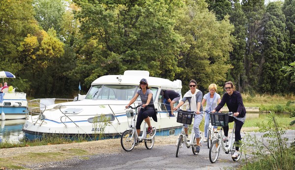 Une croisière en bateau sans permis, Une solution idéale pour des vacances en famille avec ses animaux de compagnie sur un bateau tout équipé. - Canal du midi - ©nicols-arnoldidesign