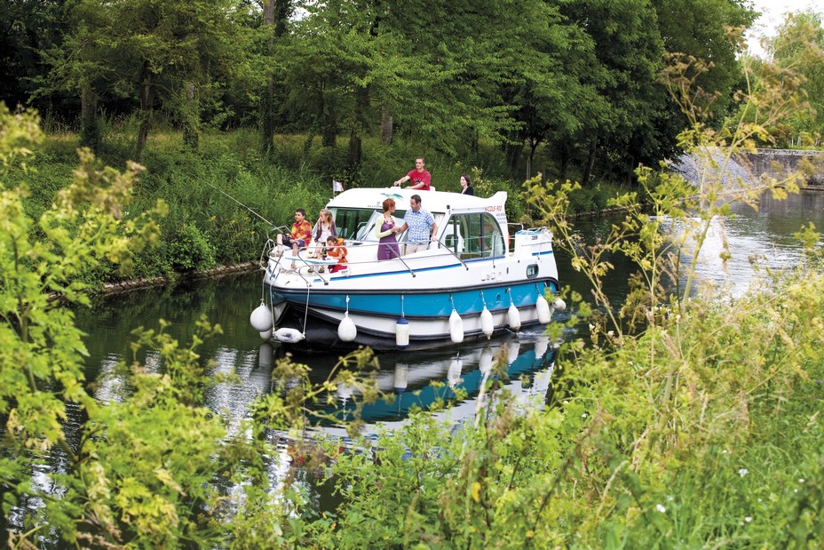 Les croisières en bateau sur les plus belles voies navigables françaises Une manière originale et reposante de découvrir de magnifiques rivières et cela sans qu'un permis bateau soit nécessaire ! Nicols©Vallee de la Sarthe