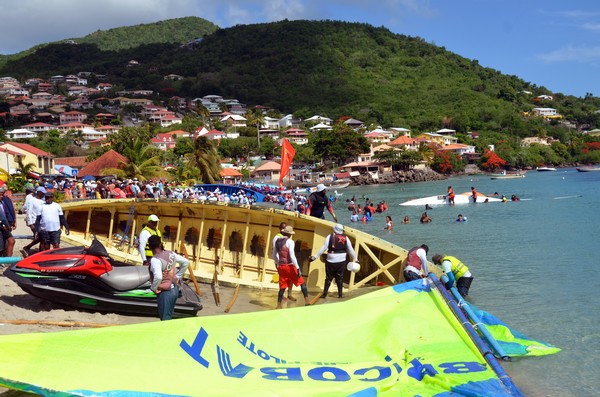 Population locale, touristes et compétiteurs sont tous présents pour la grande course du Tour de la Martinique des yoles rondes, ici dans la localité des Anses d'Arlet. @ David Raynal