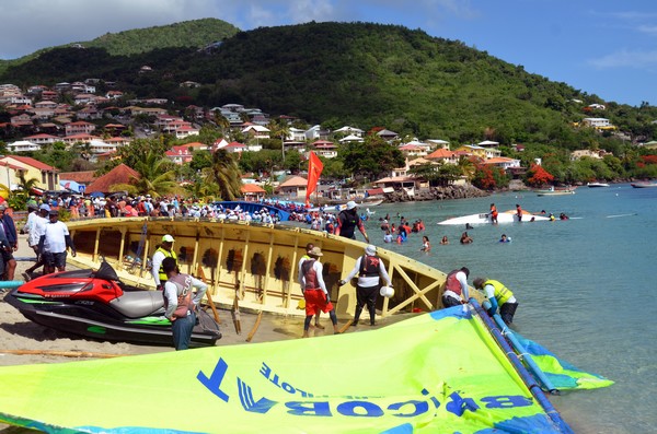Population locale, touristes et compétiteurs sont tous présents pour la grande course du Tour de la Martinique des yoles rondes, ici dans la localité des Anses d'Arlet. @ David Raynal Population locale, touristes et compétiteurs sont tous présents pour la grande course du Tour de la Martinique des yoles rondes, ici dans la localité des Anses d'Arlet. @ David Raynal