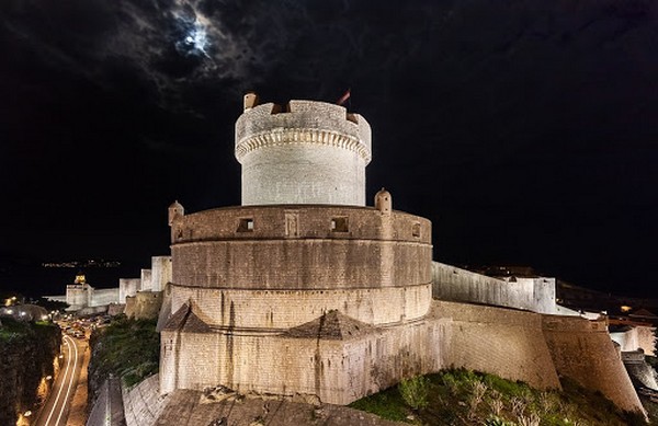 Visite de certains monuments en plein air comme les murailles de Dubrovnik.@ OT Croatie