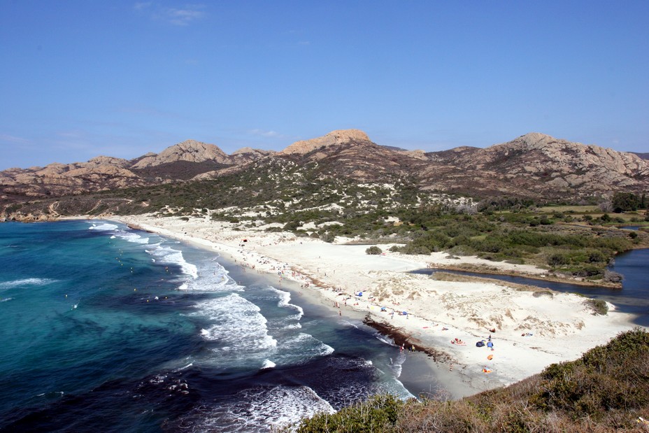 La Corse, une île aux trésors à découvrir à moto - La plage de l'Ostriconi dans le désert des Agriates @ David Raynal