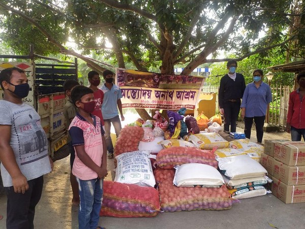 Apports de nourritures dans un quartier de Calcutta @ Association Meghdutam Foundation