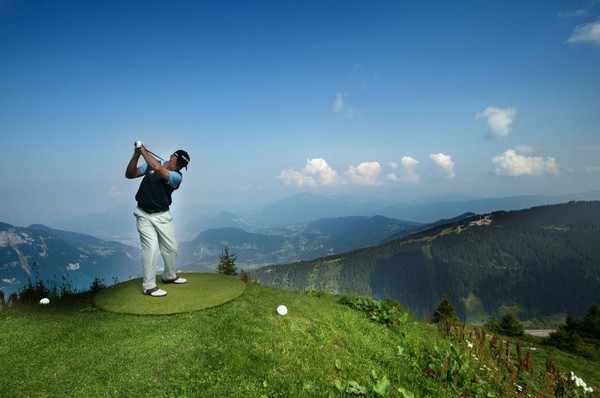Gol fClub House - Ce parcours de 18 trous, propose cette année de juillet (avec une pré-ouverture le week-end du  27-28 juin en 9 trous) à septembre, de swinguer au sommet, @ DR Gol fClub House - Ce parcours de 18 trous, propose cette année de juillet (avec une pré-ouverture le week-end du  27-28 juin en 9 trous) à septembre, de swinguer au sommet, @ DR