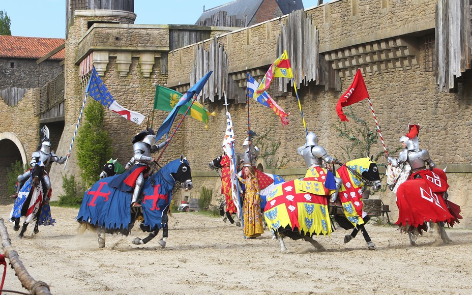 Secret de la Lance vous conte l'histoire d'une bergère qui défend son château contre les ennemis. @ Le Puy du Fou