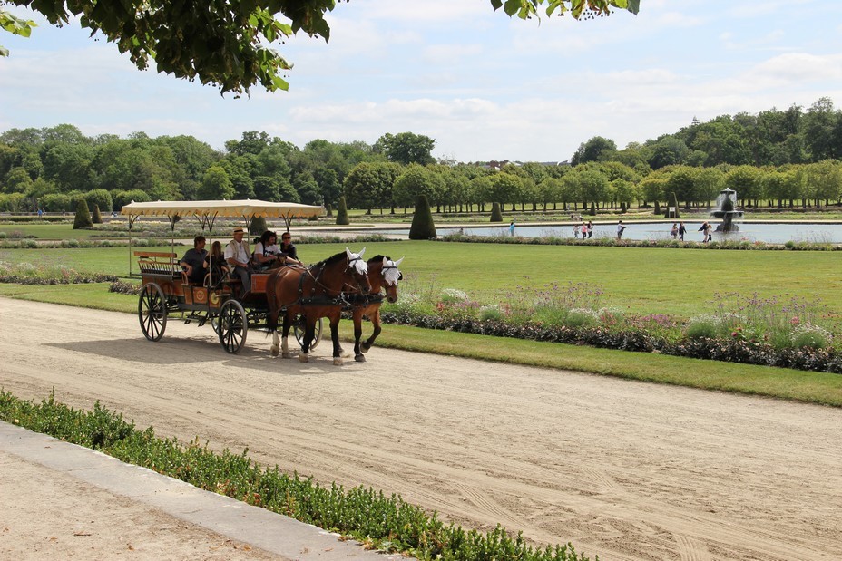 Promenade commentée du parc dans une calèche tirée par deux chevaux. Crédit photo Virginie Marty.