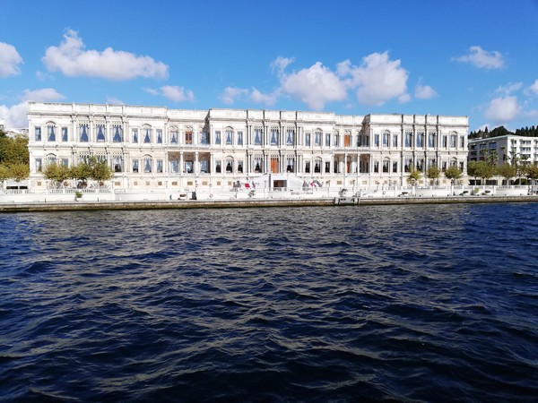 Palais sur le Bosphore à Istanbul. Ici le palais Çırağan (en turc : Çırağan Sarayı) est un ancien palais ottoman réaménagé en hôtel de luxe de la chaîne Kempinski. Il est localisé sur la partie européenne d'Istanbul entre Beşiktaş et Ortaköy. Crédit photo David Raynal.