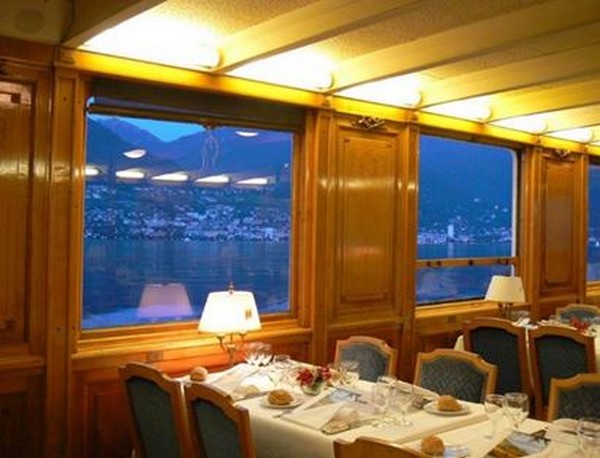 Riviera vaudoise. Intérieur de La Suisse , bateau de la flotte Belle époque.©Degon.