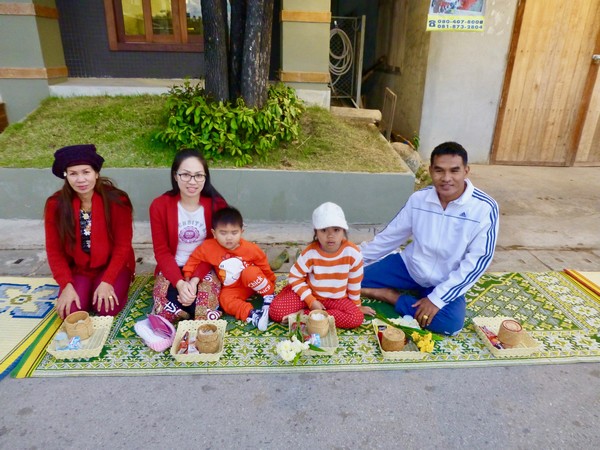 les Familles attendent le passage des moines pour leurs offrandes à Chiang Khai @ C. G.