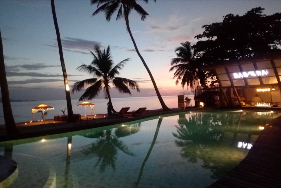 Koh Phangan - A la nuit tombante  vue féérique depuis le bar et la piscine de l'hôtel..@ F.Surcouf