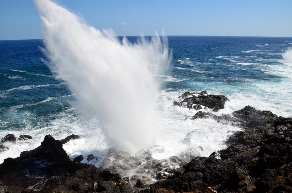 Le Souffleur est une curiosité naturelle située sur le littoral de la commune de Saint-Leu, à La Réunion. Sous les coups répétés de la houle, un violent jet d'embruns monte dans les airs jusqu'à plusieurs mètres au dessus de la falaise volcanique. © David Raynal