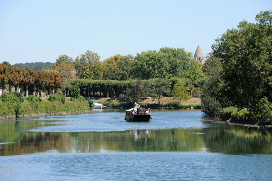 Balade en gabare sur la Charente © Images du Jour - R. Robin Balade en gabare sur la Charente © Images du Jour - R. Robin