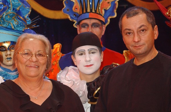 Gilbert Gruss (à droite) prend les rênes du cirque familial à la suite de sa maman Arlette. ©Fabrice Vallon/Cirque Arlette Gruss