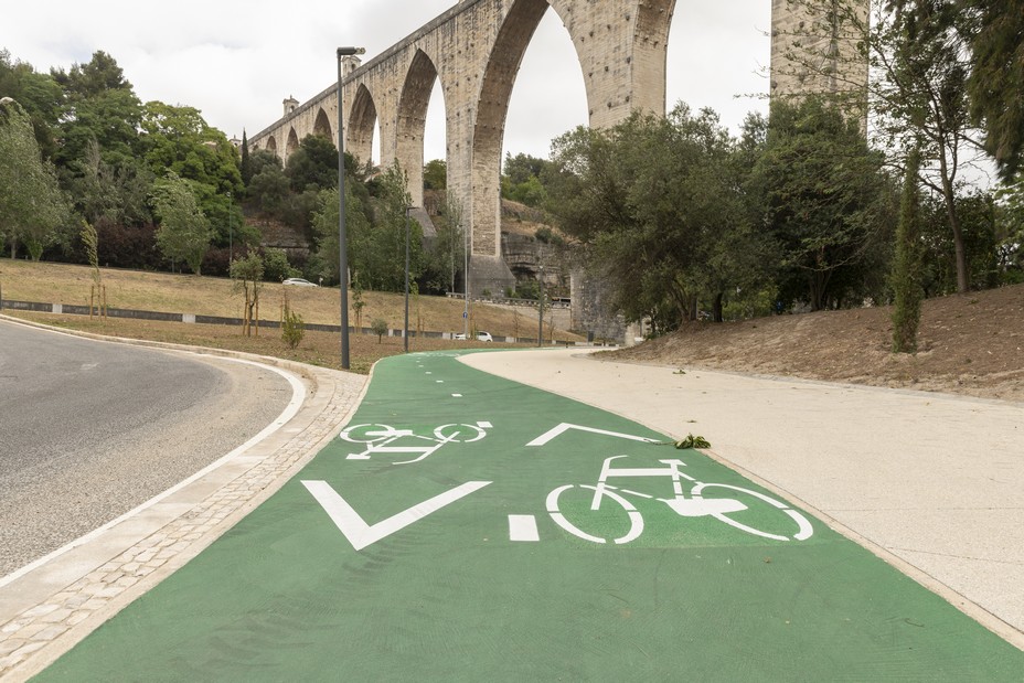 Lisbonne a entrepris un plan de réaménagement pour étendre son réseau cyclable, et ainsi, réduire l’utilisation des transports polluants dont la voiture. @ Armindo Ribeiro