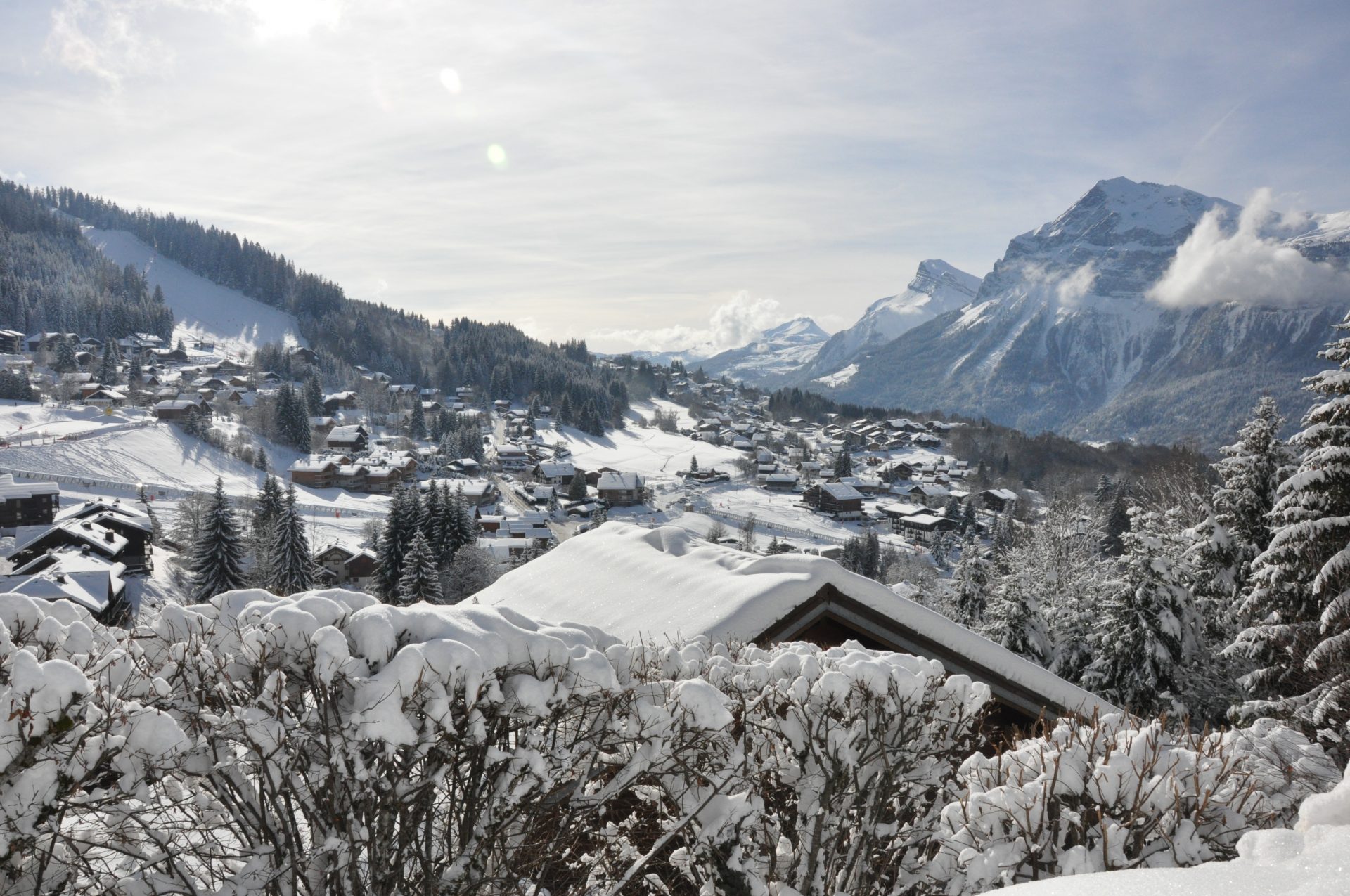 Porte d’entrée du domaine skiable XXL du Grand Massif, la station-village des Carroz déroule son tapis blanc et offre ses pistes de toutes les couleurs. OT Les Carroz.