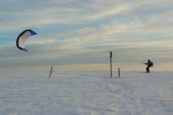 Un sport idéal en montagne - le Kite-ski. @ André Degon