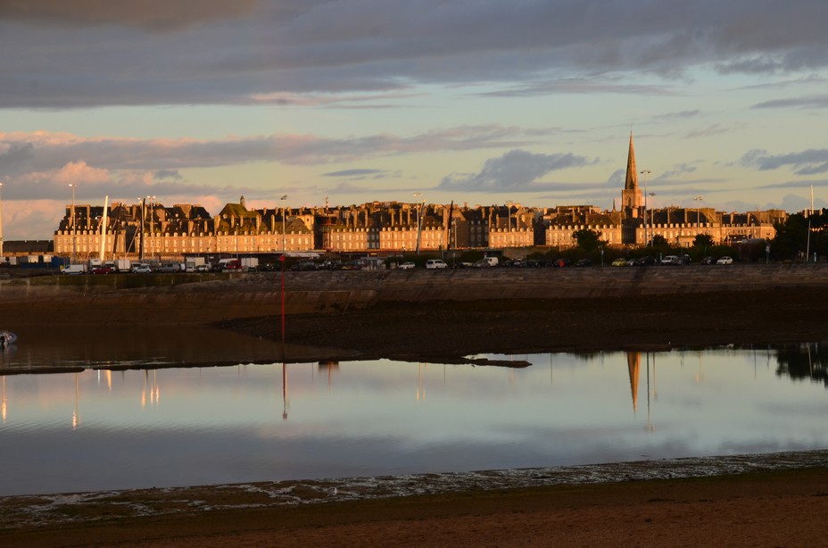 L'inta-muros de Saint Malo depuis la plage des Bas-Sablons à Saint-Servan - © David Raynal