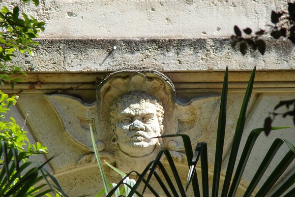 Les mascarons bordelais reflètent l'histoire de la ville avec la reproduction de visages africains en référence à la traite négrière. Visage d'africain, 2 rue d'Aviau - © Droits Réservés.