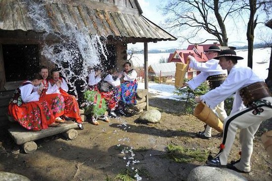 Lors du  «smigus dyngus» la tradition veut que chacun s'arrose mutuellement avec de l'eau. @Leral.net