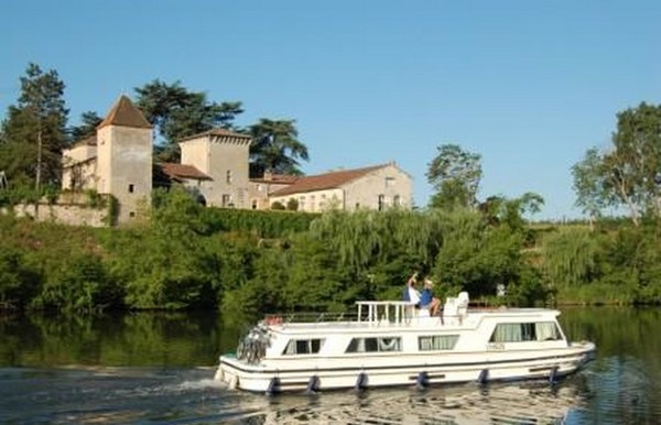 Balade sur l'Yonne à la découverte de Villeneuve-sur-Yonne.  @ OT Sens et Sénonais