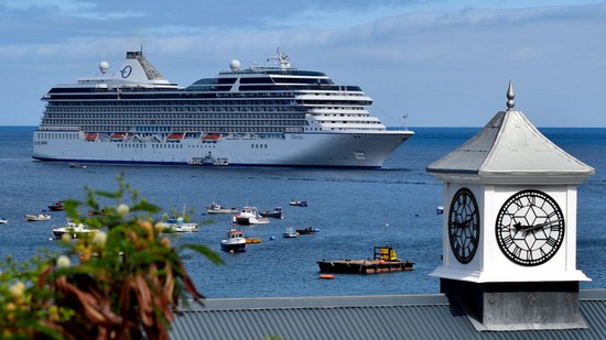 Aujourd'hui , cette île du bout du monde est bien sûr toujours accessible par bateau mais aussi au départ de Johannesburg en Afrique du Sud (6 heures de vol) @ OT Sainte-Hélène.