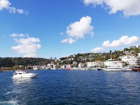 Le détroit du Bosphore, qui sépare la ville en deux et relie la mer Noire à la mer de Marmara est l’un des symboles d’Istanbul - © David Raynal