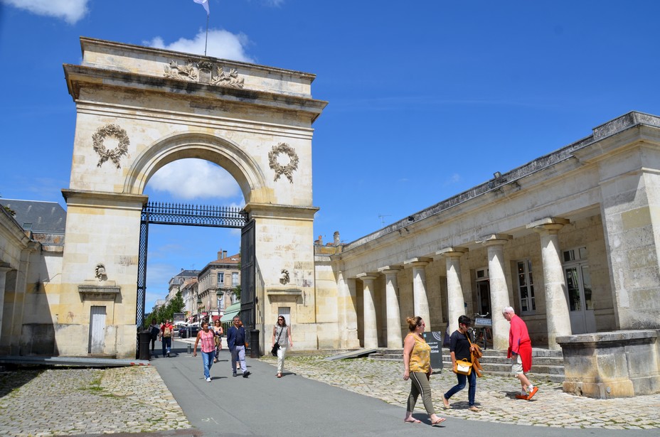 La porte de l'Arsenal, appelée aussi porte du Soleil est une porte monumentale réalisée en 1829 en forme d'arc de triomphe et qui marque l'entrée de la ville et de l'Arsenal. - @ David Raynal