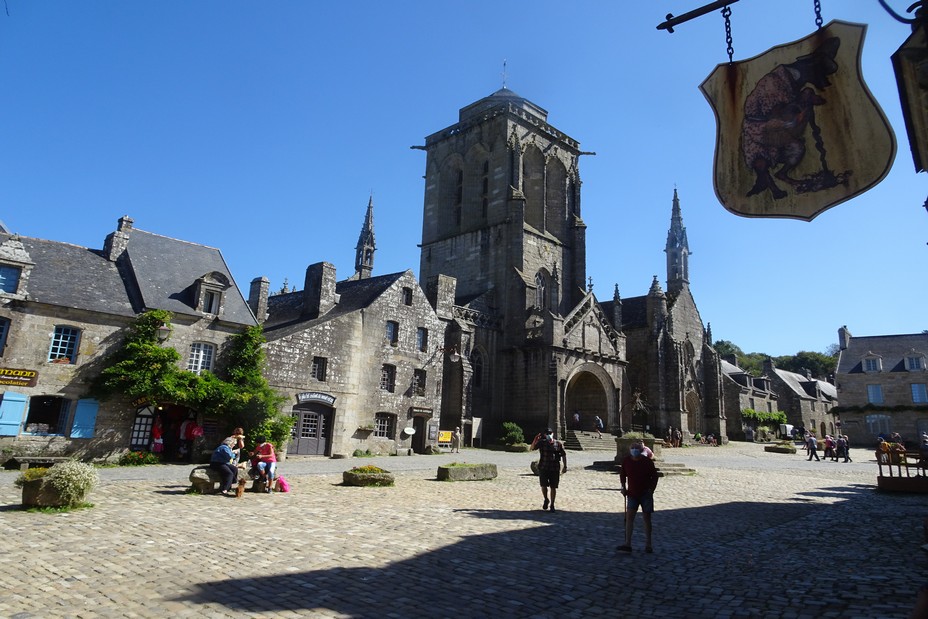 Locronan-place de l'église  ©Office de Tourisme Quimper Cornouaille