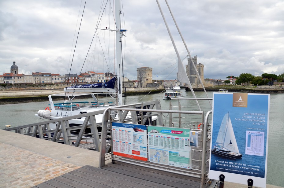 La croisière réservée, l’embarquement se fait face à l’entrée du Vieux Port de La Rochelle et de ses fameuses tours signatures médiévales Saint-Nicolas et de la Chaîne. @D.Raynal