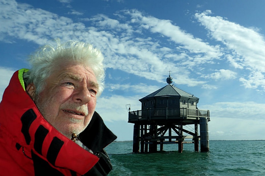 L'aventurier et navigateur André Bronner devant le phare du bout du monde @ C.Montenay