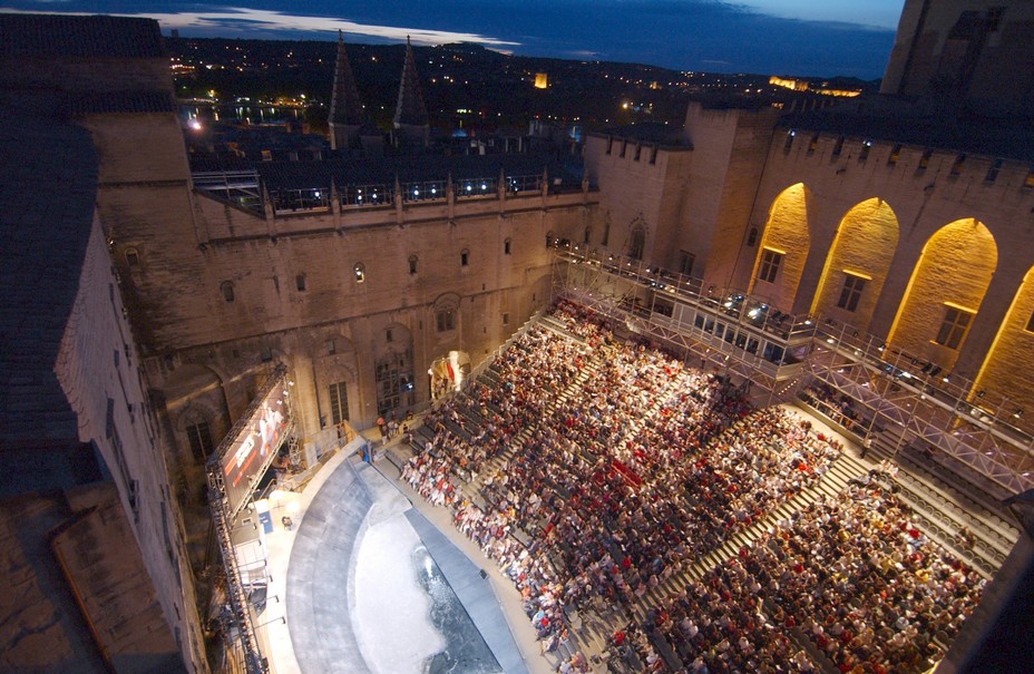 Cour honneur du Palais des Papes pendant le Festival @JP Campomar